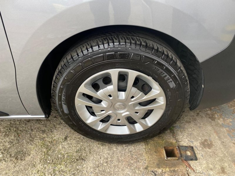 VAUXHALL VIVARO