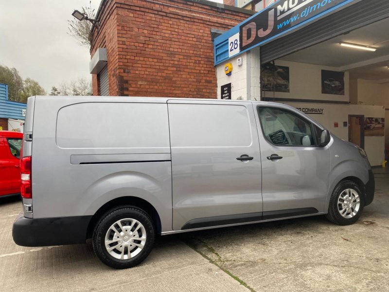 VAUXHALL VIVARO